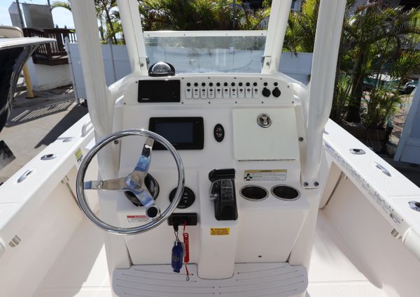 Everglades 243 Center Console image