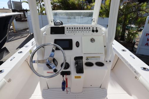 Everglades 243 Center Console image