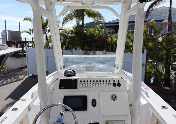 Everglades 243 Center Console image