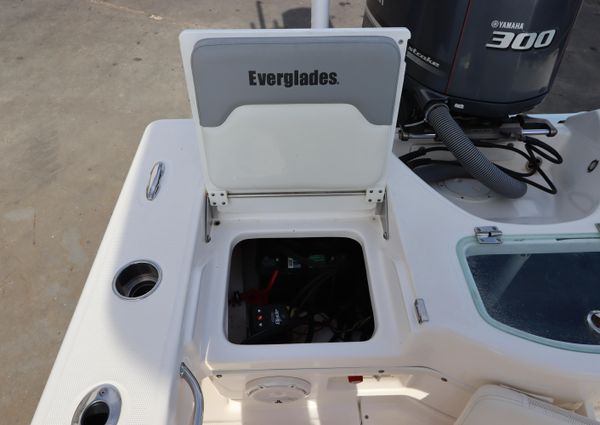 Everglades 243 Center Console image