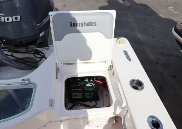 Everglades 243 Center Console image