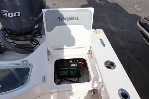 Everglades 243 Center Console image