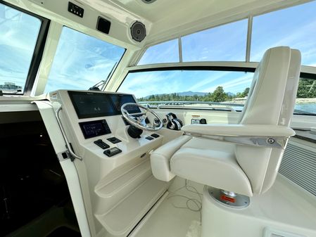 Boston Whaler 345 Conquest image