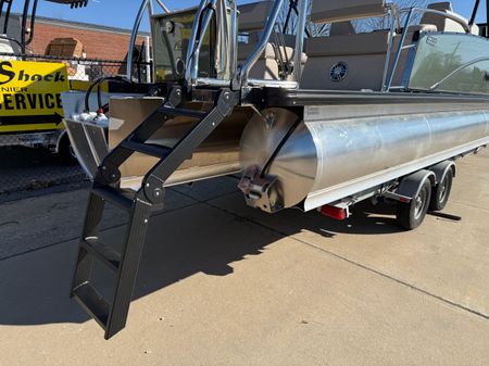 Avalon CATALINA-QUAD-LOUNGER-SHIFT-WINDSHIELD image