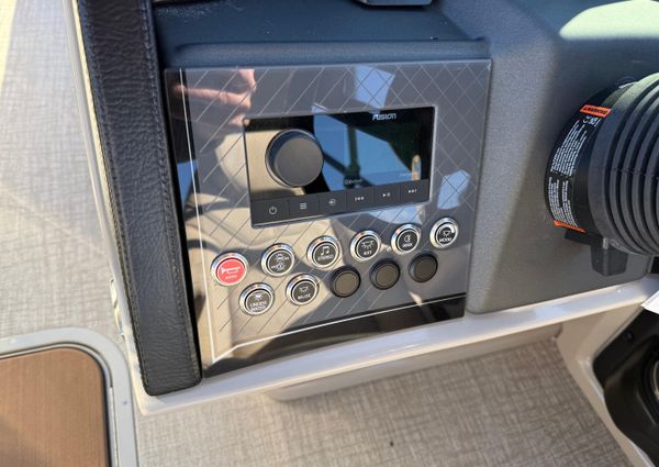 Avalon CATALINA-QUAD-LOUNGER-SHIFT-WINDSHIELD image