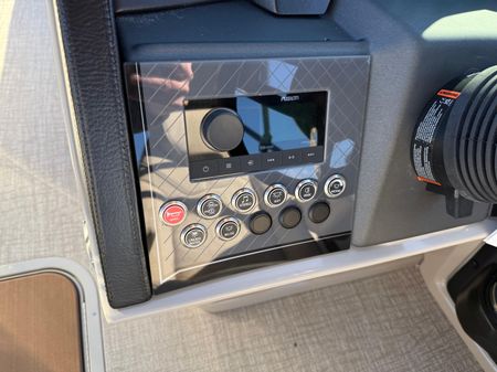 Avalon CATALINA-QUAD-LOUNGER-SHIFT-WINDSHIELD image