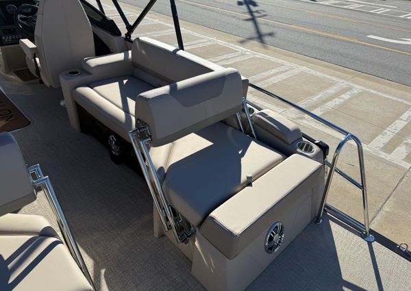 Avalon CATALINA-QUAD-LOUNGER-SHIFT-WINDSHIELD image