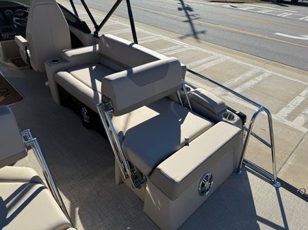 Avalon CATALINA-QUAD-LOUNGER-SHIFT-WINDSHIELD image