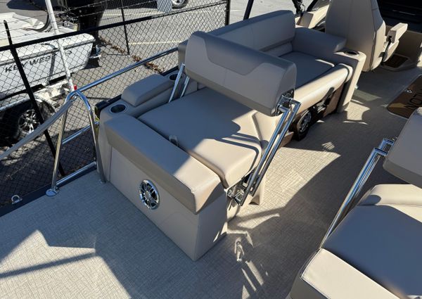 Avalon CATALINA-QUAD-LOUNGER-SHIFT-WINDSHIELD image