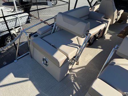 Avalon CATALINA-QUAD-LOUNGER-SHIFT-WINDSHIELD image