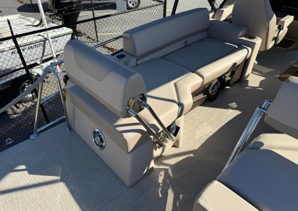 Avalon CATALINA-QUAD-LOUNGER-SHIFT-WINDSHIELD image