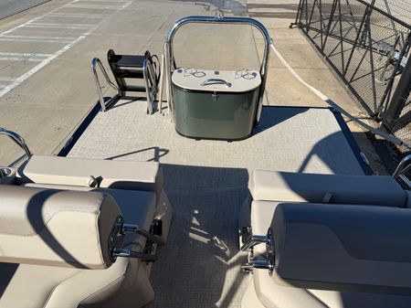 Avalon CATALINA-QUAD-LOUNGER-SHIFT-WINDSHIELD image