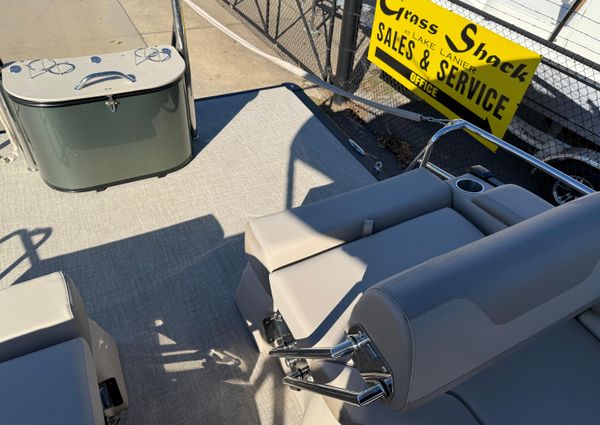 Avalon CATALINA-QUAD-LOUNGER-SHIFT-WINDSHIELD image