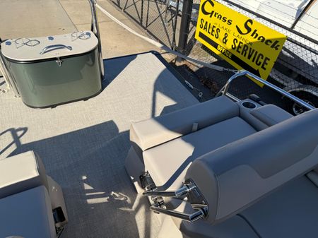 Avalon CATALINA-QUAD-LOUNGER-SHIFT-WINDSHIELD image