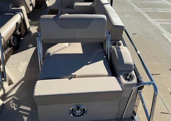 Avalon CATALINA-QUAD-LOUNGER-SHIFT-WINDSHIELD image