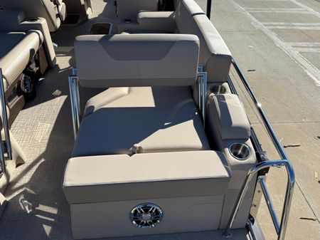 Avalon CATALINA-QUAD-LOUNGER-SHIFT-WINDSHIELD image