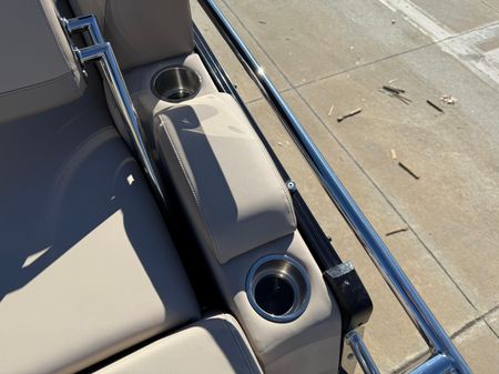 Avalon CATALINA-QUAD-LOUNGER-SHIFT-WINDSHIELD image