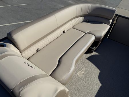 Avalon CATALINA-QUAD-LOUNGER-SHIFT-WINDSHIELD image