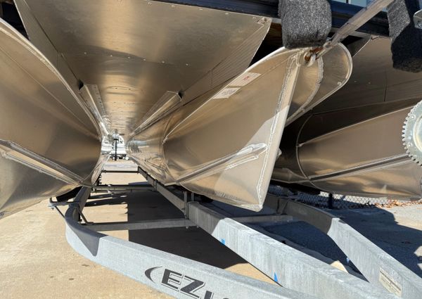 Avalon CATALINA-QUAD-LOUNGER-SHIFT-WINDSHIELD image