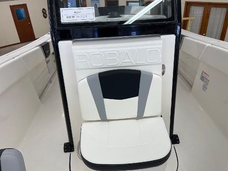 Robalo R270 image