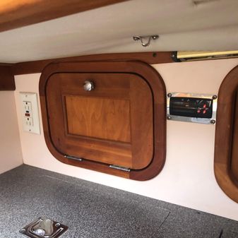 Legacy SEDAN-FLYBRIDGE image