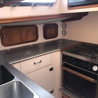 Legacy SEDAN-FLYBRIDGE image