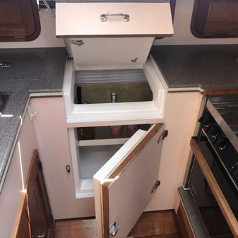 Legacy SEDAN-FLYBRIDGE image