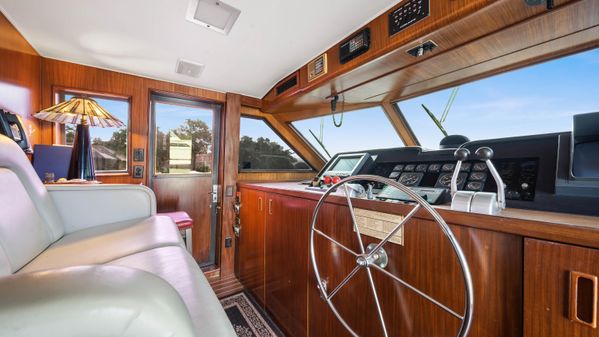 Hatteras 70 Cockpit Motor Yacht image