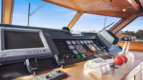 Hatteras 70 Cockpit Motor Yacht image