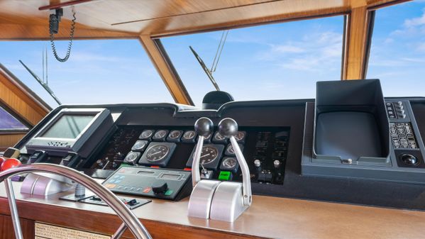 Hatteras 70 Cockpit Motor Yacht image