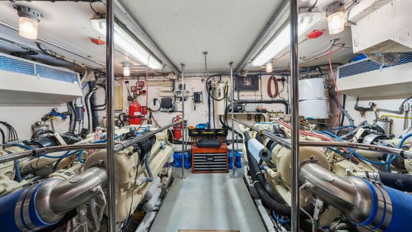 Hatteras 70 Cockpit Motor Yacht image