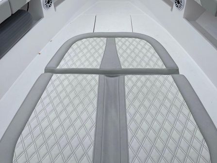 Front Runner 39 Center Console image