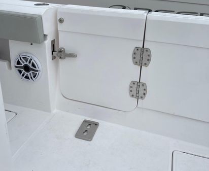 Front Runner 39 Center Console image