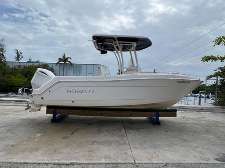 Robalo R222 Center Console image