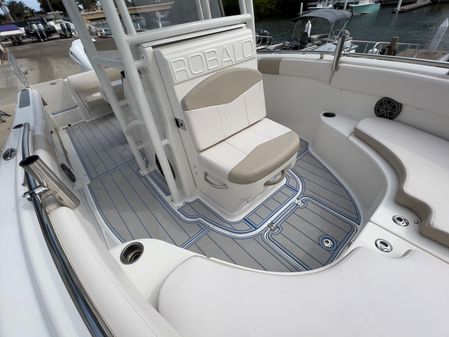 Robalo R222 Center Console image