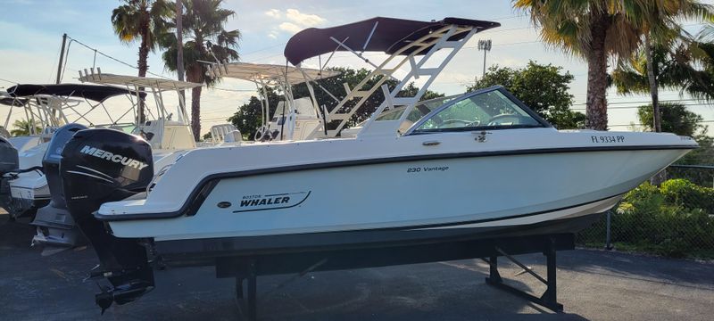 Boston-whaler 230-VANTAGE - main image