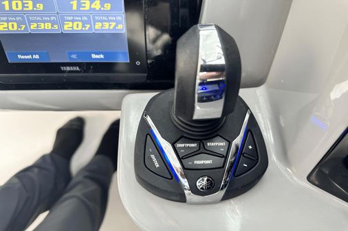 Robalo R317 Dual Console image