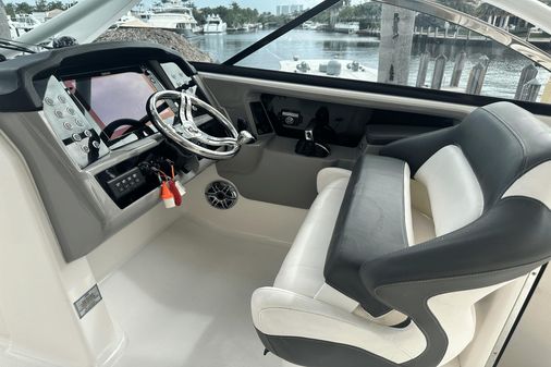 Robalo R317 Dual Console image