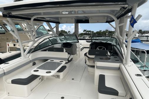 Robalo R317 Dual Console image