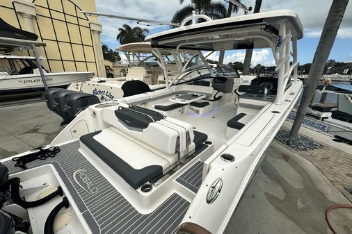 Robalo R317 Dual Console image