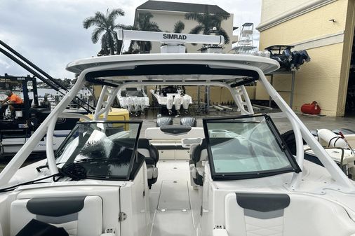 Robalo R317 Dual Console image