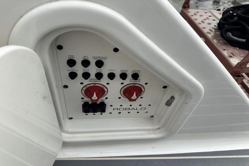 Robalo R317 Dual Console image