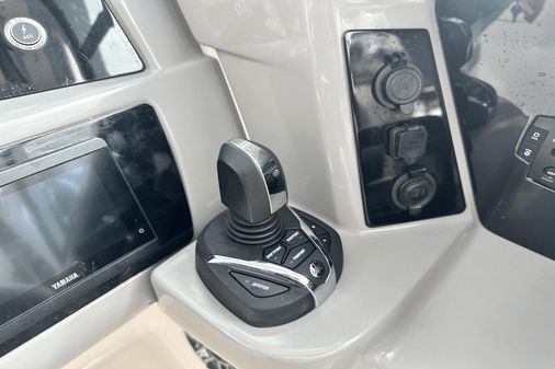 Robalo R317 Dual Console image