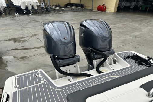 Robalo R317 Dual Console image