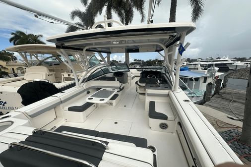 Robalo R317 Dual Console image