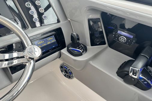 Robalo R317 Dual Console image