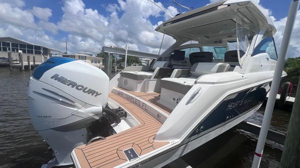 Tiara Yachts 34 LX 