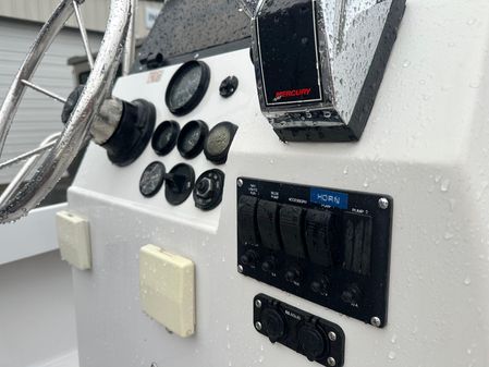 Boston-whaler OUTRAGE-17 image