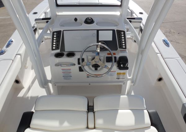 Robalo 246 Cayman image