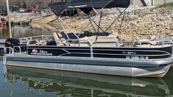 Sun Tracker FISHING BARGE 22 DLX